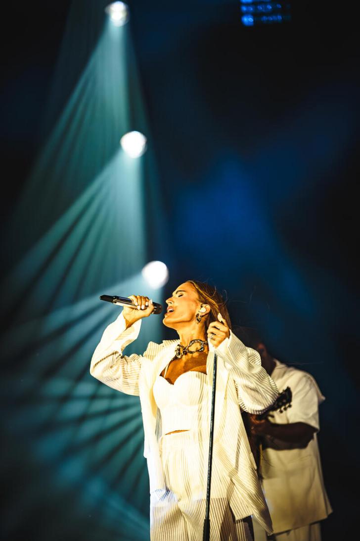 Vitaa illumine la scène de « Basique, le concert »